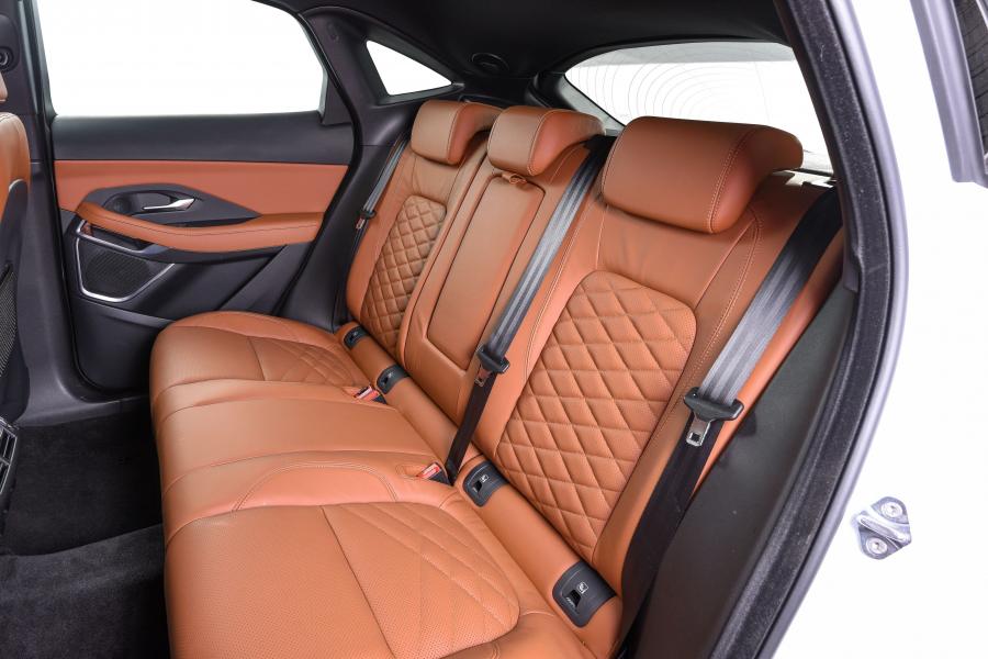 Интерьер Jaguar E-Pace D240 AWD 2018 года  (ZA) (фото 2 из 8)
